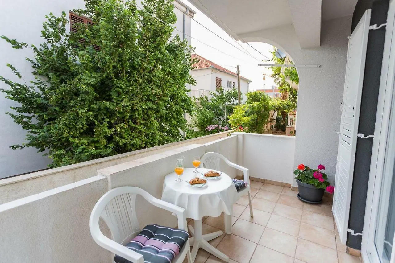 Apartment Petar - 50M From Sea 扎达尔