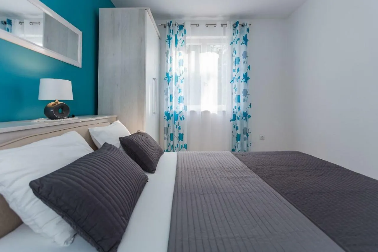 Apartment Petar - 50M From Sea 扎达尔